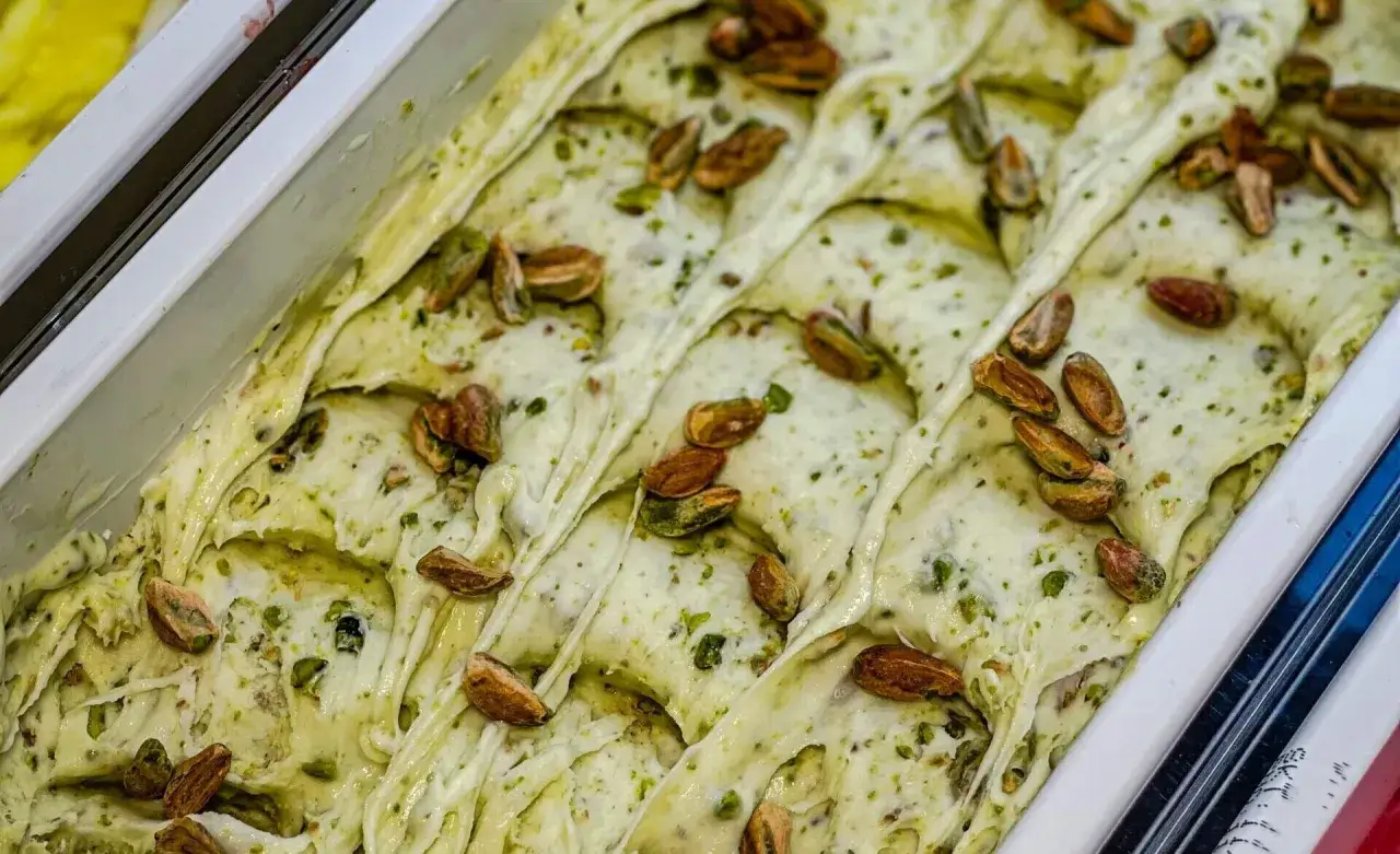 Gelato cremoso al pesto di pistacchio, guarnito con pistacchi interi tostati. Un'esplosione di gusto e colore.