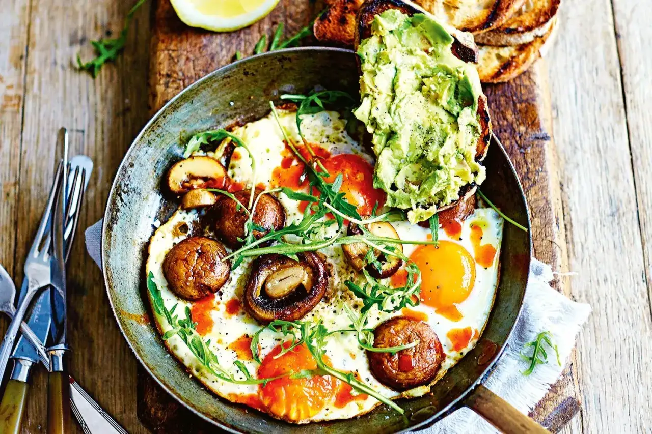 Uova, funghi e avocado toast: una colazione senza zuccheri gustosa e nutriente, servita in padella.