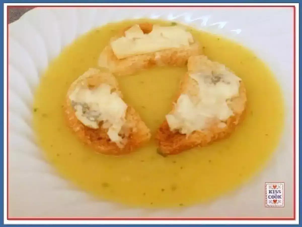 Crema di patate vellutata con crostini dorati e formaggio fuso. Un comfort food perfetto per riscaldarsi.