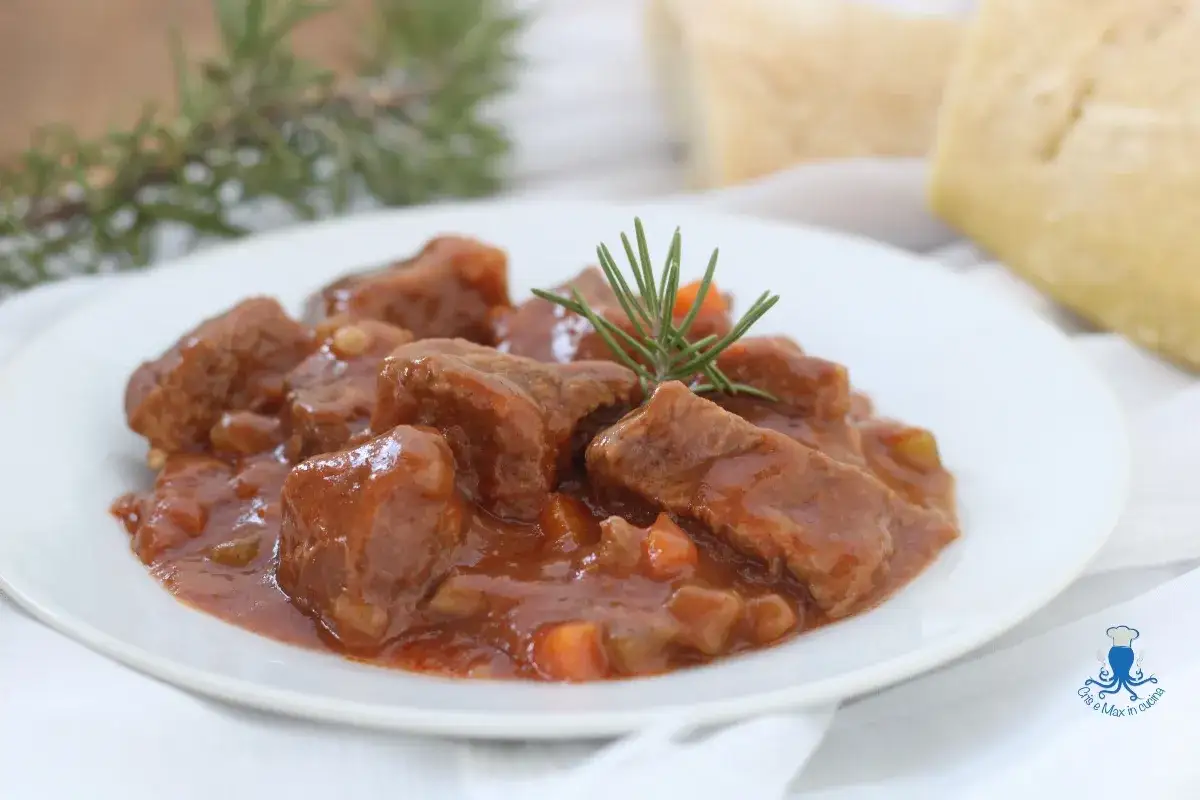 Un invitante spezzatino di vitello, cotto lentamente in un ricco sugo con carote e rosmarino. Perfetto per una ricetta confortante.