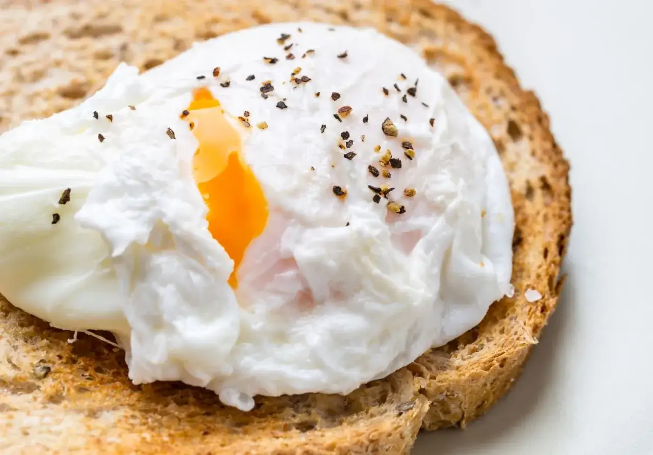 Uovo in camicia su pane tostato, un classico per la colazione. La ricetta perfetta per un tuorlo cremoso.