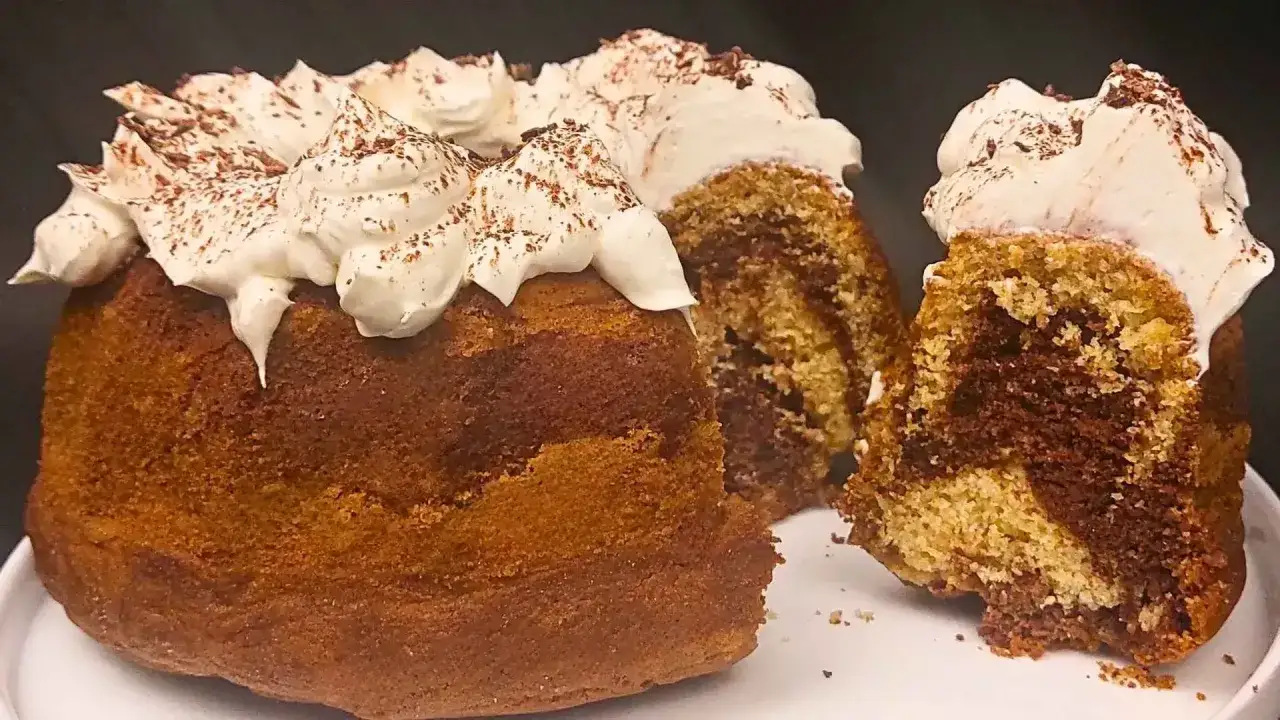 Dolce marmorizzato con una generosa copertura di panna montata e cacao. Un delizioso dolce con mascarpone, perfetto per ogni occasione.