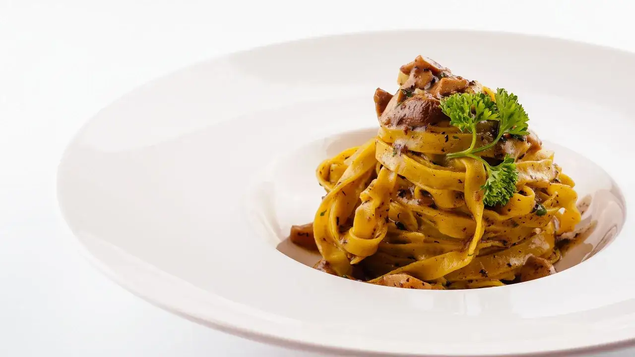 Tagliatelle con funghi secchi: scopri come cucinarli per un piatto saporito e profumato.