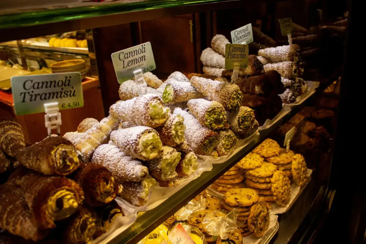 Cannoli siciliani in vetrina: al limone, tiramisù, pistacchio e cioccolato, un tripudio di sapori.