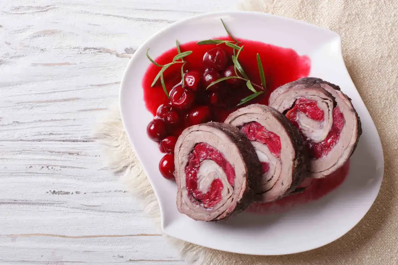Arrosto di carne ripieno di visciole, cosa sono queste ciliegie rosse e succose che donano un sapore unico.