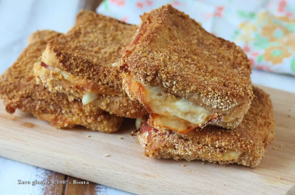 Toast in friggitrice ad aria, dorati e croccanti, con formaggio filante che cola.