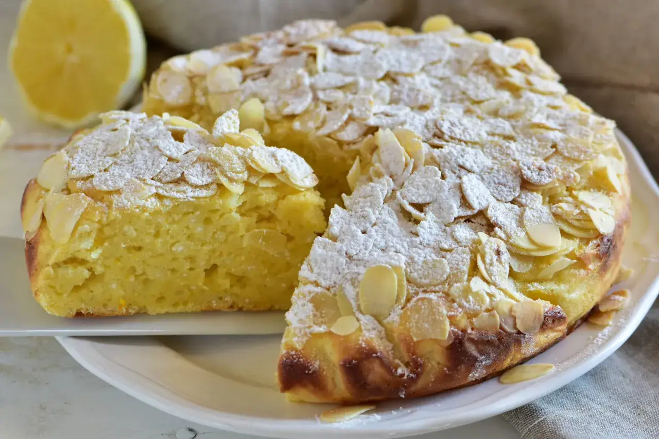 Deliziosa torta di mandorle siciliana, cosparsa di zucchero a velo e mandorle a lamelle. Un morso di sole!