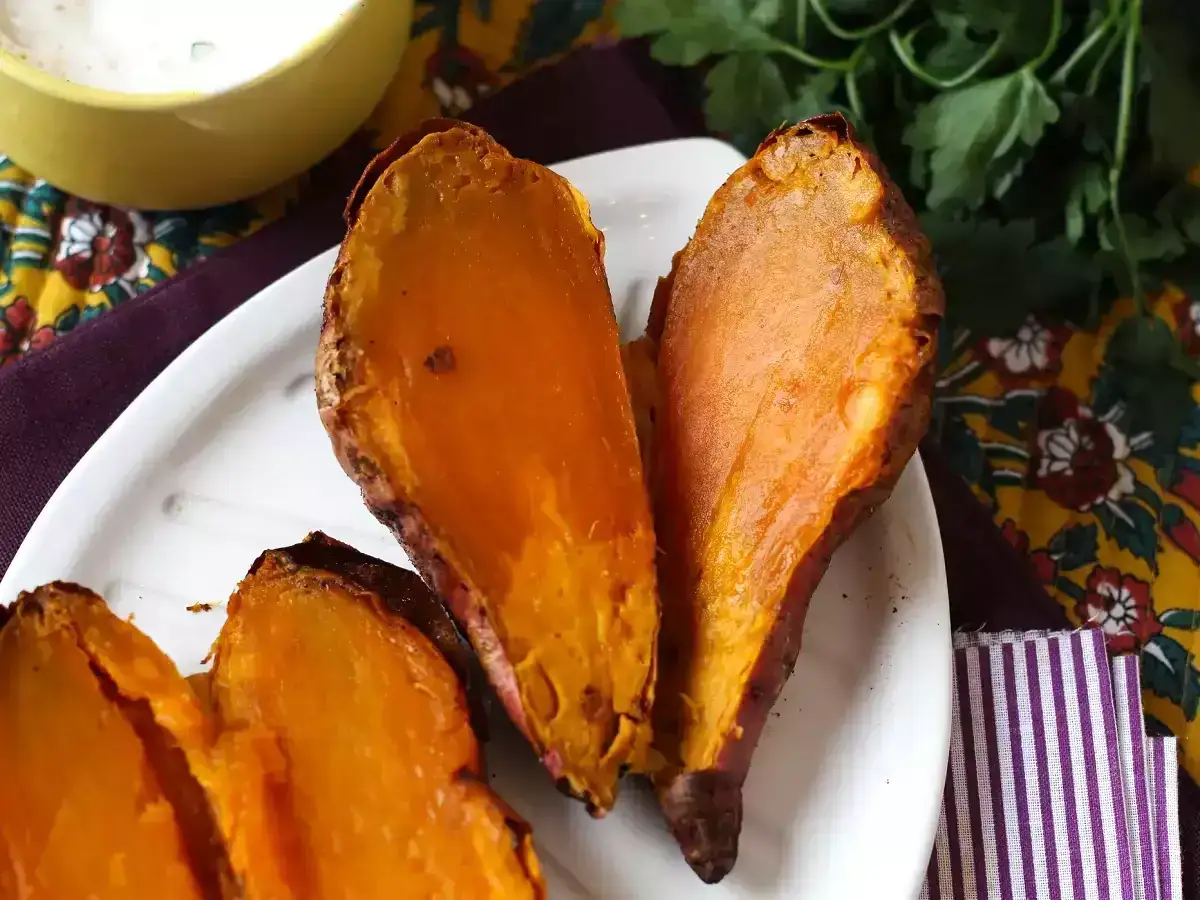 Patate dolci succose e dorate, cotte alla perfezione nella friggitrice ad aria, pronte per essere gustate.