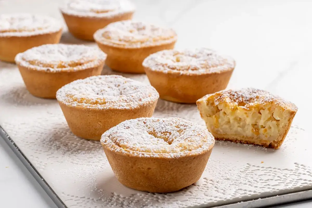 Deliziosi budini fatti in casa, cosparsi di zucchero a velo, invitano a un assaggio di pura dolcezza.