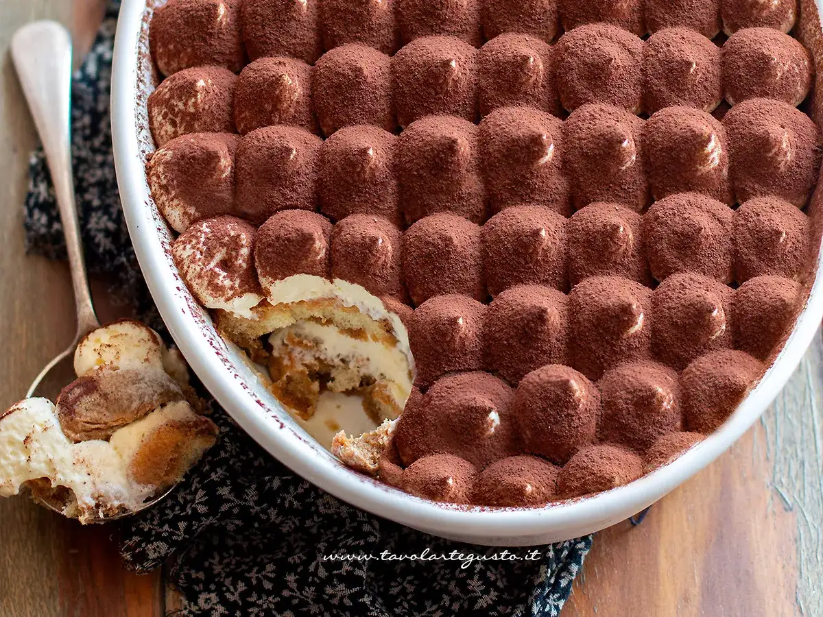 Tiramis&ugrave; cremoso, pronto per essere gustato. La ricetta Benedetta &egrave; un successo garantito per un dolce perfetto.