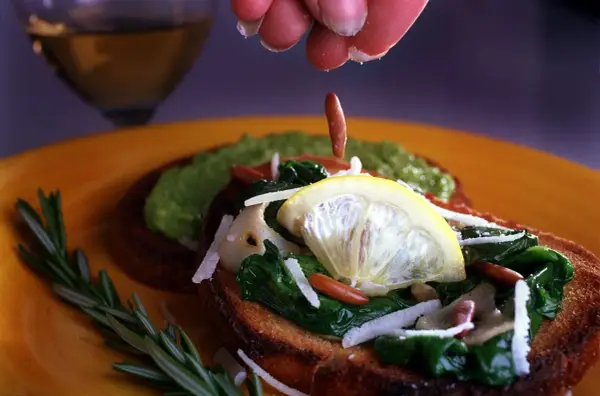Bruschetta con bietole in padella, limone e pinoli. Un tocco di freschezza e gusto.
