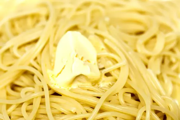Un piatto di spaghetti fumanti, conditi con burro fuso che si scioglie lentamente. Un classico intramontabile: pasta in bianco.